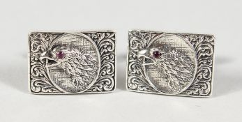 A PAIR OF SILVER AMERICAN EAGLE CUFFLINKS.