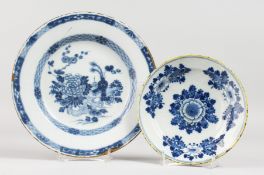 AN 18TH CENTURY DELFT PLATE, painted with a central flower on a table under two borders, and a