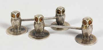 A GOOD PAIR OF CAST OWL KNIFE RESTS with glass eyes. Sheffield 1902. Maker: C. B. & S.