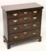 A GOOD GEORGE III MAHOGANY BACHELORS CHEST, with folding top, four graduated long drawers with brass