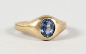 AN 18CT GOLD AND SAPPHIRE RING.