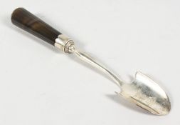 A SUPERB GEORGE III STILTON SCOOP, with agate handle and Earls Crest. London 1804. Maker: John