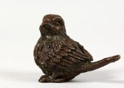 A SMALL JAPANESE BRONZE MODEL OF A BIRD. 2ins long.