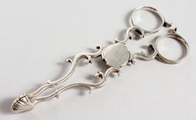 A PAIR OF GEORGE III SUGAR NIPS.