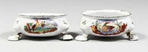 A PAIR OF BILSTON ENAMEL CIRCULAR SALTS (AF). 2.5ins diameter.