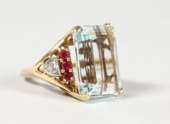 AN IMPRESSIVE LARGE AQUAMARINE, DIAMOND AND RUBY MOUNTED GOLD RING.