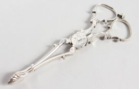 A PAIR OF GEORGE III SUGAR NIPS.