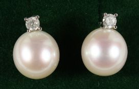 A GOOD PAIR OF 18CT GOLD PEARL STUD EARRINGS.