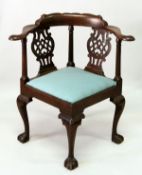 A VERY GOOD 18TH CENTURY MAHOGANY CORNER ARMCHAIR, possibly American/ Philadelphia, with a shaped