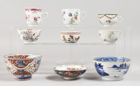 AN 18TH CENTURY CHINESE ARMORIAL TEA BOWL, with gold line crest and a Chinese tea cup with a crest