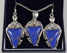A SILVER LAPIS SET NECKLACE AND EARRINGS.