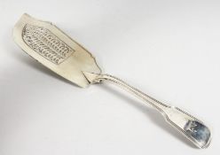 A GEORGE III FIDDLE & THREAD PATTERN FISH SLICE. London 1826. Maker: W.K.