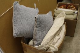 Decorative cushions.