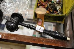 An ebonised gavel and an egg timer.