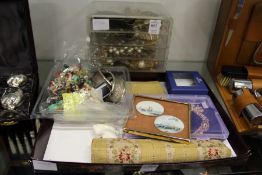 A quantity of bijouterie.