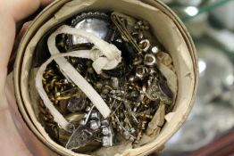 A small quantity of bijouterie.