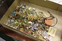 A quantity of bijouterie.