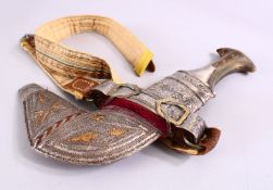 A 19TH CENTURY YEMENI JAMBIYA HORN HANDLED DAGGER - with moulded white metal mounts and sheath