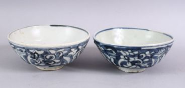 TWO CHINESE KANGXI PERIOD BLUE & WHITE PORCELAIN SHIPWRECK BOWLS - 13.5CM