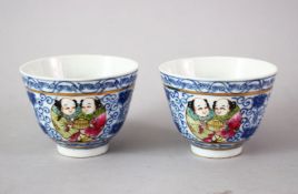 A GOOD PAIR OF CHINESE QIANLONG STYLE BLUE & WHITE AND FAMILLE ROSE PORCELAIN CUPS, the cups