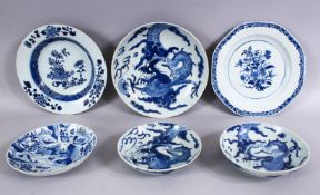 A MIXED LOT OF 18TH / 19TH CENTURY - 6 X CHINESE BLUE & WHITE PORCELAIN PLATES / DISHES, with some