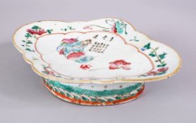A CHINESE 19TH CENTURY FAMILLE ROSE PORCELAIN FOOTED DISH, depicting a seated figure amongst flora
