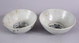 TWO SMALL CHINESE KANGXI PERIOD BLUE & WHITE PORCELAIN BOWLS - 11.5CM