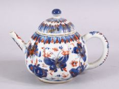 AN 18TH / 19TH CENTURY CHINESE IMARI PORCELAIN TEAPOT, the ribbed body decorated in typical imari