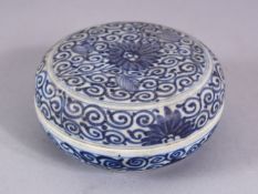 A CHINESE KANGXI PERIOD BLUE & WHITE PORCELAIN BOX & COVER - 10CM