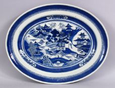AN 18TH CENTURY CHINESE BLUE & WHITE PORCELAIN SERVING DISH, decorated with views of native