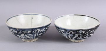 TWO CHINESE KANGXI PERIOD BLUE & WHITE PORCELAIN SHIPWRECK BOWLS - 14.5CM