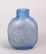 A GOOD 19TH / 20TH CENTURY CHINESE BLUE PEKING GLASS SNUFF BOTTLE, 5.4cm