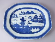A LARGE 18TH CENTURY CHINESE BLUE & WHITE PORCELAIN SERVING DISH, decorated with typical qianlong
