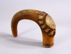 A 19TH CENTURY CARVED RHINOCEROS HORN STICK HANDLE, 10CM