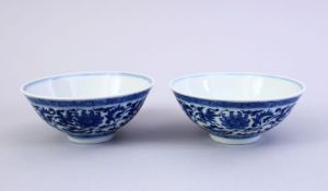 A FINE PAIR OF CHINESE MING STYLE BLUE & WHITE PORCELAIN CUPS, the cups decorated with a central