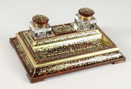 A VERY GOOD 19TH CENTURY FRENCH BOULLE INKSTAND, with two cut glass ink bottles, the case with brass