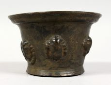A SMALL 17TH CENTURY BRONZE CIRCULAR MORTAR. 4ins diameter.
