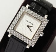 A VERY GOOD BOUCHERON 18K GOLD WRISTWATCH with leather strap, No. AJ409877, in a Boucheron box and