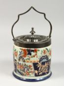 AN IMARI STYLE PORCELAIN BISCUIT BARREL with pewter mounts. 5ins high.