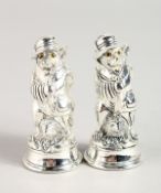 A PAIR OF .925 PLATE NOVELTY FOX SALT AND PEPPERS.