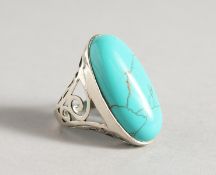A SILVER AND TURQUOISE RING.