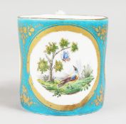 A SMALL LATE 18TH/EARLY 19TH CENTURY SEVRES MUG, painted with three oval panels of birds in a