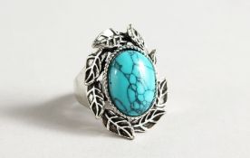 A SILVER AND TURQUOISE RING.