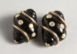 A PAIR OF 18CT GOLD SHELL SHAPED EARRINGS.