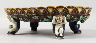 A GOOD OVAL MAJOLICA COMPORT, POSSIBLY THOMAS FORESTER, mottled colours with basket work design,