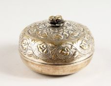 A CIRCULAR BONBON BOWL AND COVER. 5ins diameter.