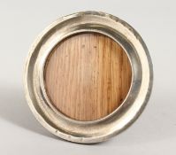 A CIRCULAR SILVER PHOTOGRAPH FRAME. Birmingham 1916. 4.5ins diameter.
