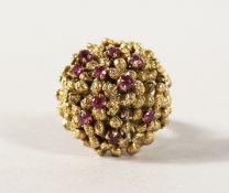 A 14K GOLD AND RUBY RING.