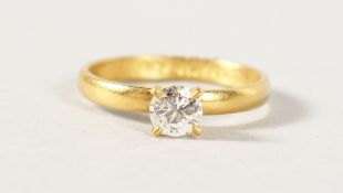 A GOOD 18K GOLD SINGLE STONE DIAMOND RING.