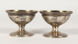 A PAIR OF GEORGE III CIRCULAR PEDESTAL SALTS. London 1792. Maker: I. Y.